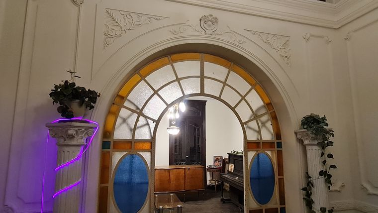 Vitraux y muebles originales de 1913 enmarcaron la feria de ropa vintage en esta joya arquitectónica. Vitraux y muebles originales de 1913 enmarcaron la feria de ropa vintage en esta joya arquitectónica.