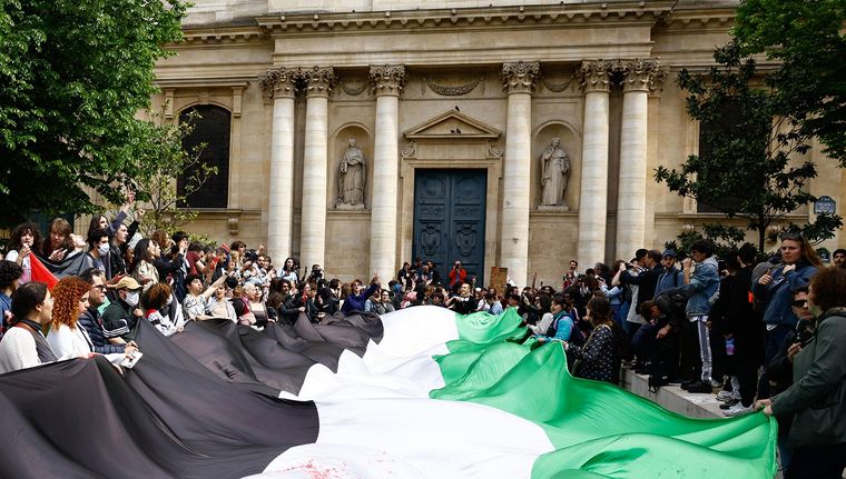 Los estudiantes fueron desalojados por la fuerza, en París. Foto: EFE