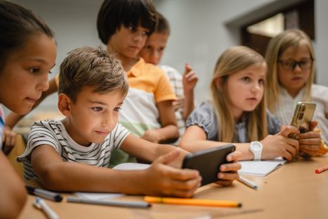 Las cuentas administradas de WhatsApp están disponibles para menores de 13 años y se implementan de forma gradual según la región. Foto: Archivo Las cuentas administradas de WhatsApp están disponibles para menores de 13 años y se implementan de forma gradual según la región. Foto: Archivo