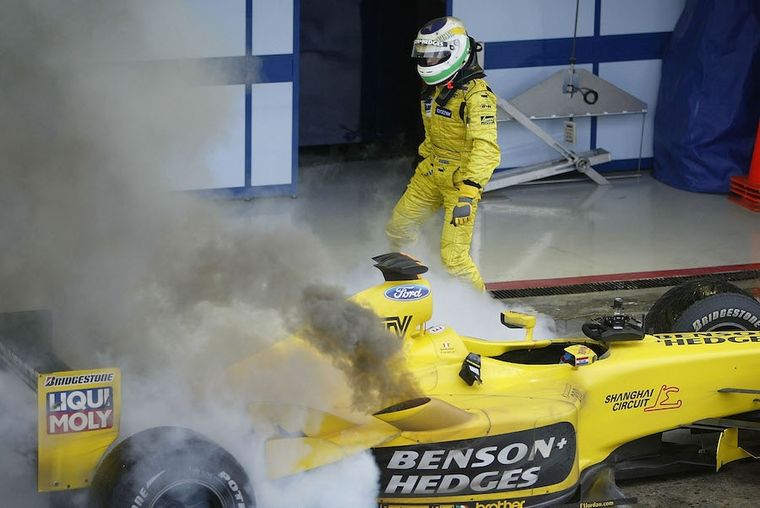Giancarlo Fisichella y un susto sobre el final del GP de Brasil 2003. Giancarlo Fisichella y un susto sobre el final del GP de Brasil 2003.