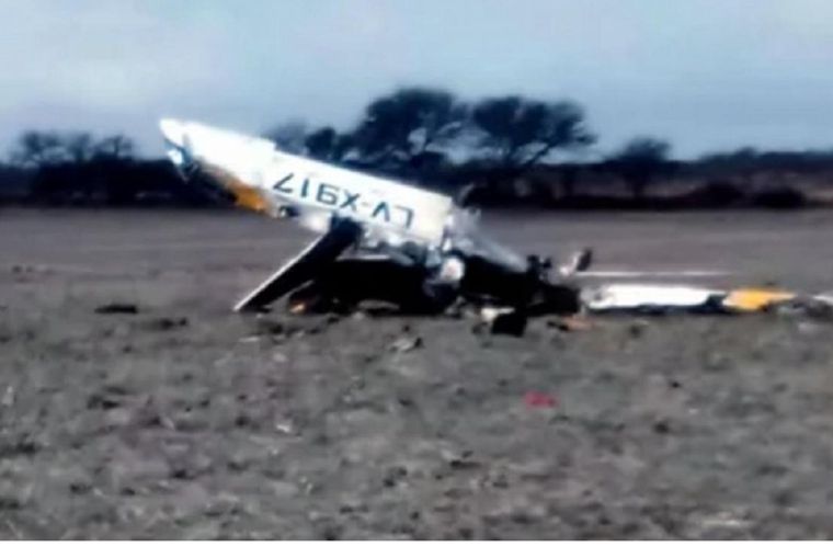 El intendente, que piloteaba la avioneta, murió en el acto. 