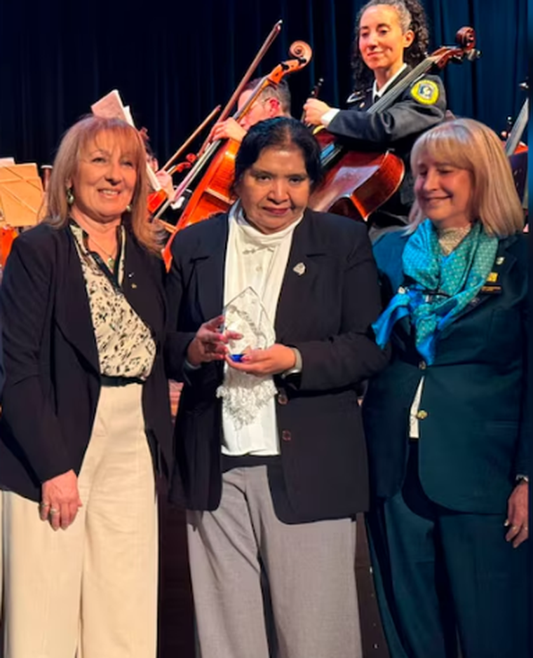 La líder social Margarita Barrientos recibió el Premio a la Excelencia en el Servicio Humanitario que otorga Rotary Internacional. La líder social Margarita Barrientos recibió el Premio a la Excelencia en el Servicio Humanitario que otorga Rotary Internacional.