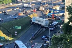 El acoplado del camión quedó encima del guardarail y un colectivo chocó contra esa parte