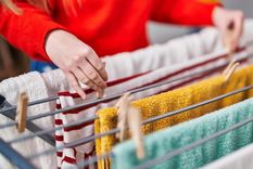 Limpiar La ropa puede perder su brillo tras el uso excesivo Foto: Shutterstock