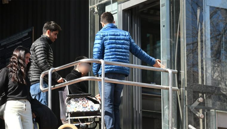 Los hijos de Bento, entrando al edificio de Tribunales. Foto: Alf Ponce Mercado/MDZ