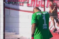 Producto de un exceso de confianza, el arquero de Riestra cometió una locura que le terminó costando caro. Foto: captura de TV