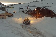 Las máquinas continúan removiendo la gran acumulación de nieve en alta montaña mientras el pronóstico anticipa un nuevo frente de mal tiempo.