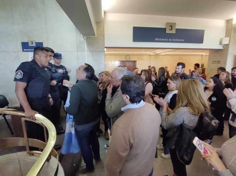 Trabajadores de organismos de control realizaron una asamblea en Casa de Gobierno. Foto: Gentileza