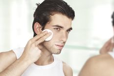 Los hombres dedican cada vez más tiempo al cuidado de su piel Foto: Identity - https://identity-mag.com/wp-content/uploads/2015/10/o-handsome-man-in-mirror-facebook.jpg