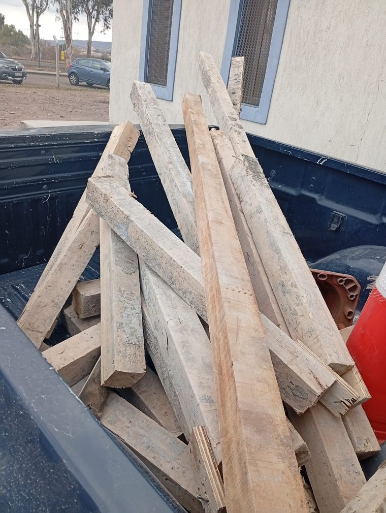 Las maderas recuperadas por los efectivos. Las maderas recuperadas por los efectivos.