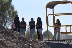 Vecinos de Luján esperan el colectivo para ir a votar lejos de su casa.&nbsp;
