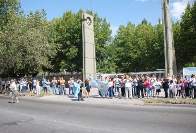 Unas 800 personas hicieron un abrazo simbólico frente al Liceo.