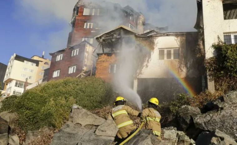 El incendio obligó al despliegue de la mayoría de cuarteles de la ciudad para evitar que se expanda a otros hospedajes.