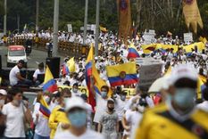 Las protestas han generado más protestas... pero en contra del Paro Nacional. Se visten de blanco. Foto: EPA