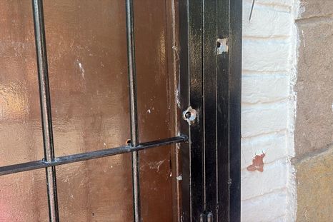 Los impactos de bala en la casa donde vivía la víctima y se produjo el asesinato. Los impactos de bala en la casa donde vivía la víctima y se produjo el asesinato.