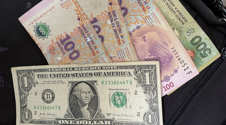 El dólar CCL cruzó los $800 Foto: MDZ