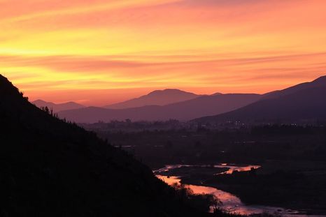 Isla de Maipo es un pueblo cercano a Santiago donde los viñedos forman parte del paisaje y de la historia local. Isla de Maipo es un pueblo cercano a Santiago donde los viñedos forman parte del paisaje y de la historia local.