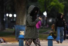 Muy abrigados: así tendrán que caminar los mendocinos por las calles por los próximos meses Foto: Santiago Tagua/MDZ