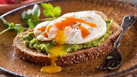 Receta fácil: tostadas de aguacate con huevo pochado y espinacas Foto: Demillo