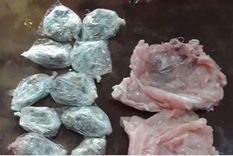 La droga estaba adentro de presas de pollo