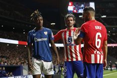 Nico Williams sufre insultos racistas con la contención de De Paul y Koke. Foto: EFE Nico Williams sufre insultos racistas con la contención de De Paul y Koke. Foto: EFE