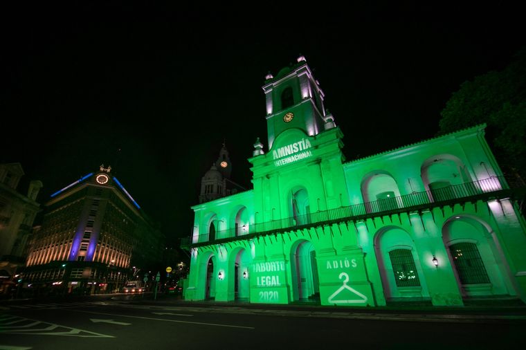 Amnistía iluminó de verde el Cabildo para pedir por la legalización del aborto