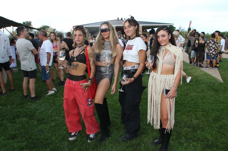 Las chicas, en la zona de confort and food. Foto: MDZ