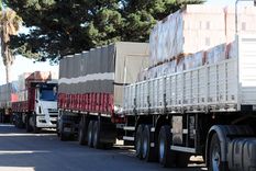 La escasez de gasoil fue crítica en momentos clave de la cosecha de soja y maíz, y continúa afectando a las empresas de transporte. Foto: ALF PONCE MERCADO / MDZ