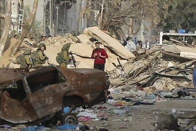 MDZol | Los pacientes evacuados de hospital Al-Shifa huyen entre disparos y tanques del ejército israelí. Foto: GETTY IMAGES