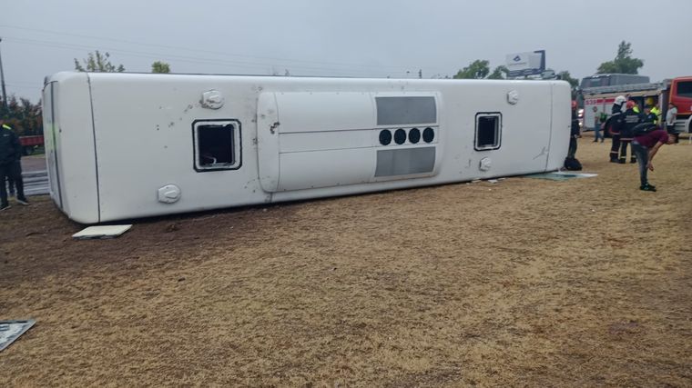 Así quedó el colectivo tras el vuelco Foto: Gentileza Ministerio de Seguridad