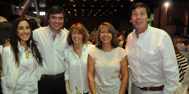 Carlos López Puelle junto a su esposa Federica y Susana Romano, Marcela Scotti y Alfredo Romano. Foto: Alf Ponce / MDZ