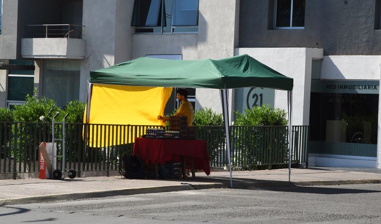Los puestos en los puentes no se limitan solo a los clásicos choris, sino que cada vez más rubros ocupan esos espacios para comercializar.