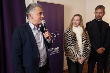 Pareja observado por las autoridades nacionales de LLA Karina Milei y Martín Menem en la presentación de LLA Bonaerense Pareja observado por las autoridades nacionales de LLA Karina Milei y Martín Menem en la presentación de LLA Bonaerense
