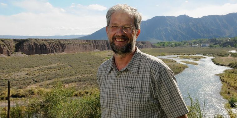 Daniel Mazzocca posa delante del río Mendoza. Una espectacular vista que tiene desde su vivero. Foto: Alf Ponce / MDZ