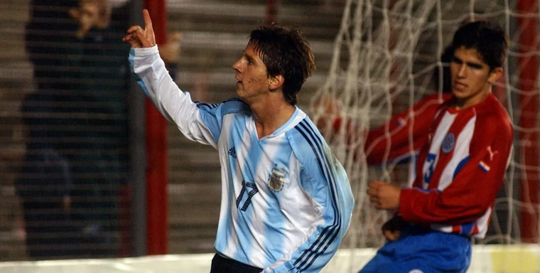 El astro argentino jugó su primer partido con el seleccionado en La Paternal.