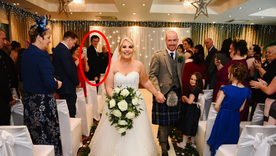 Pese a sus esfuerzos, Michelle y John Wylie no podían identificar quién era el extraño en su boda. Pese a sus esfuerzos, Michelle y John Wylie no podían identificar quién era el extraño en su boda.