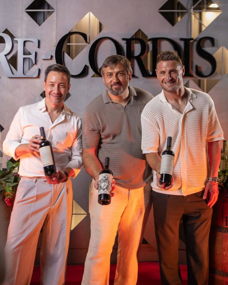 El artista junto a sus socios, Iván Pillud y Javier Abrego, en pleno proceso de cata en la bodega boutique. El artista junto a sus socios, Iván Pillud y Javier Abrego, en pleno proceso de cata en la bodega boutique.