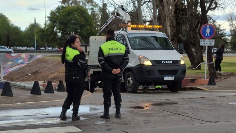 Una cuadrilla de Guaymallén trabajando en el túnel del Shopping.&nbsp;