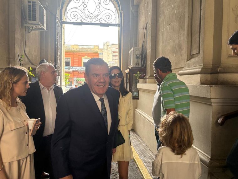 Guillermo Montenegro, entrando a la Legislatura bonaerense para jurar su banca. Guillermo Montenegro, entrando a la Legislatura bonaerense para jurar su banca.