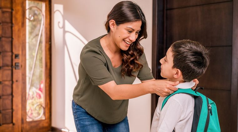 Las tareas relacionadas con el desarrollo de los niños están a cargo de las mujeres que, además, tienen que trabajar más para ganar lo mismo. Foto: Shutterstock