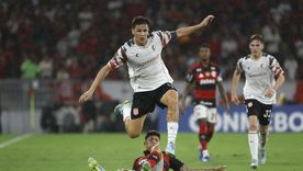 Guido Carrillo, delantero de Estudiantes, se escapa del mediocampista colombiano de Flamengo, Jorge Carrascal, quien va con todo al suelo para intentar detenerlo.&nbsp;