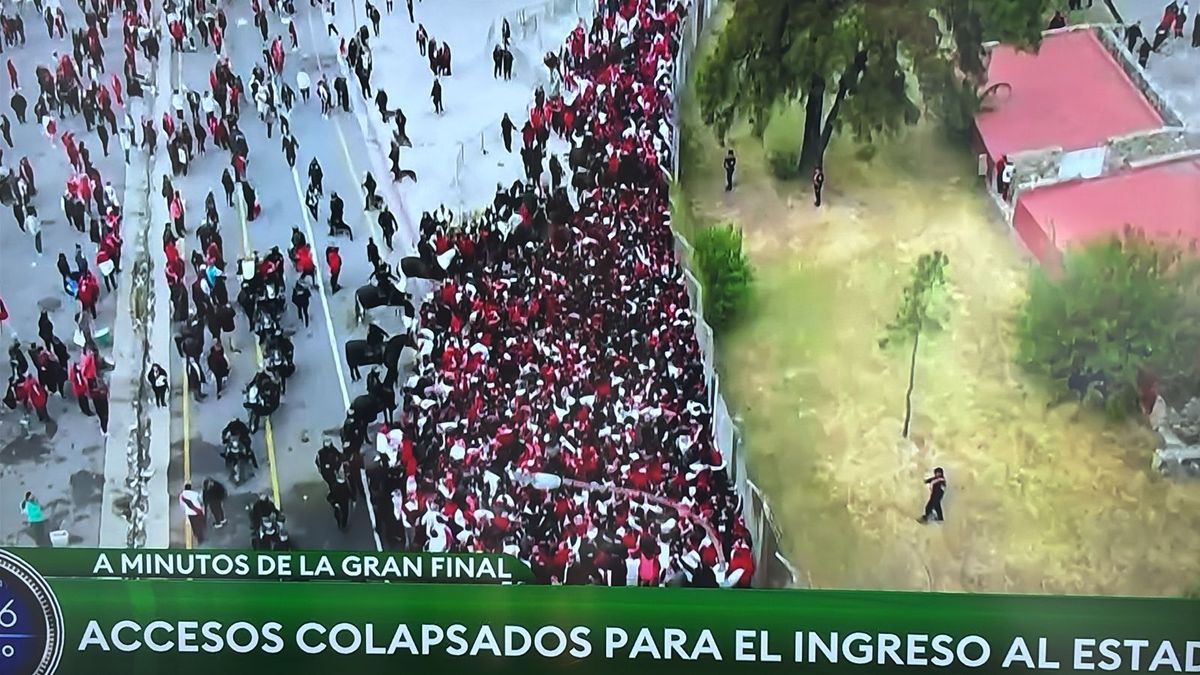 Tensión e incidentes en el ingreso al estadio para la final de River- Belgrano