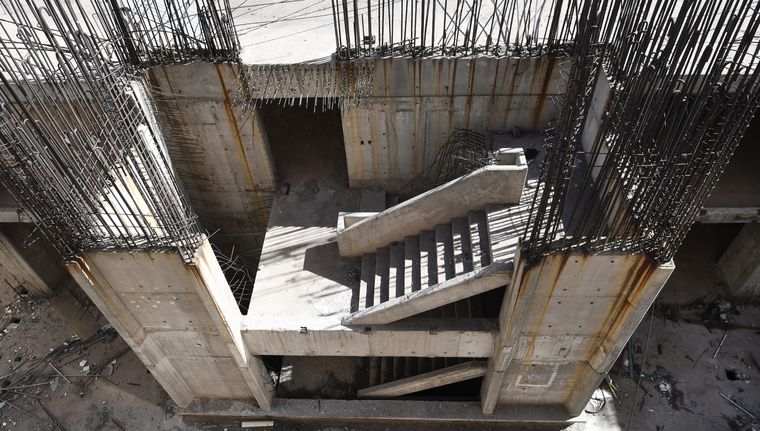 El edificio es un laberinto de escaleras, hierros y precipicios. Foto: Walter Moreno/Mdz