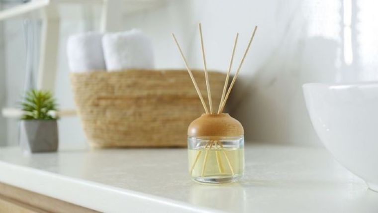 Un aromatizante casero de cítricos y especias puede perfumar todo el hogar sin productos químicos.Foto: Shutterstock