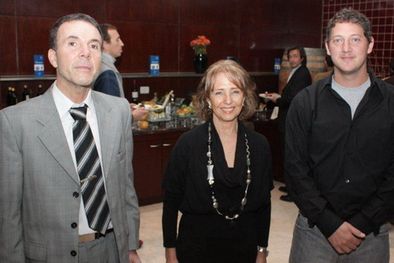 MDZol | Diego Pérez Colman y Renzo Giuffré -integrantes de Red Edificar-, junto a Eliana Bórmida, una de las arquitectas más premiadas del concurso. Foto: MDZ