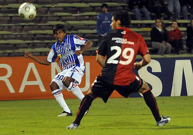 Chávez ejecuta el centro ante la marca de Insaurralde. Foto: Nacho Gaffuri / MDZ