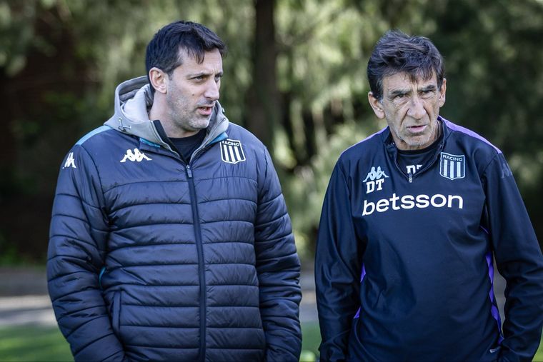 Aseguran que Diego Milito quedó muy molesto por cómo se manejó públicamente la información de la salida de Gustavo Costas. Aseguran que Diego Milito quedó muy molesto por cómo se manejó públicamente la información de la salida de Gustavo Costas.