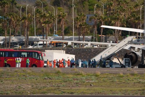 hantavirus: comienza el desembarco de los primeros pasajeros del crucero mv hondius hantavirus: comienza el desembarco de los primeros pasajeros del crucero mv hondius