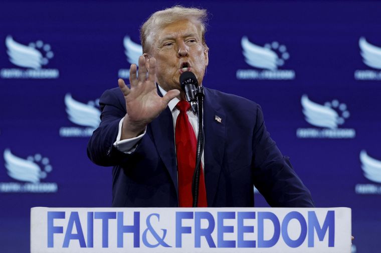 El ex presidente estadounidense y candidato presidencial republicano Donald Trump habla en la conferencia política Camino a la mayoría de la Coalición Fe y Libertad en Washington Foto: REUTERS