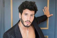 impactante y sensual, sebastian yatra enseno de mas para la nueva serie de netflix